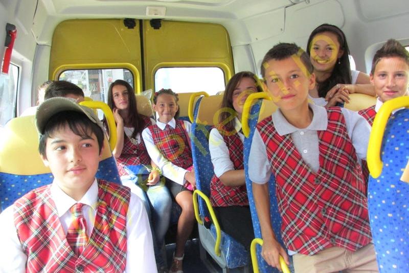 Copii in uniforma chemati la actiunea lui Dragnea, Foto: epitesti.ro