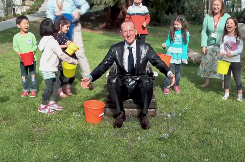 Karl-Thomas Neumann in Ice Bucket Challenge, Foto: Captura YouTube