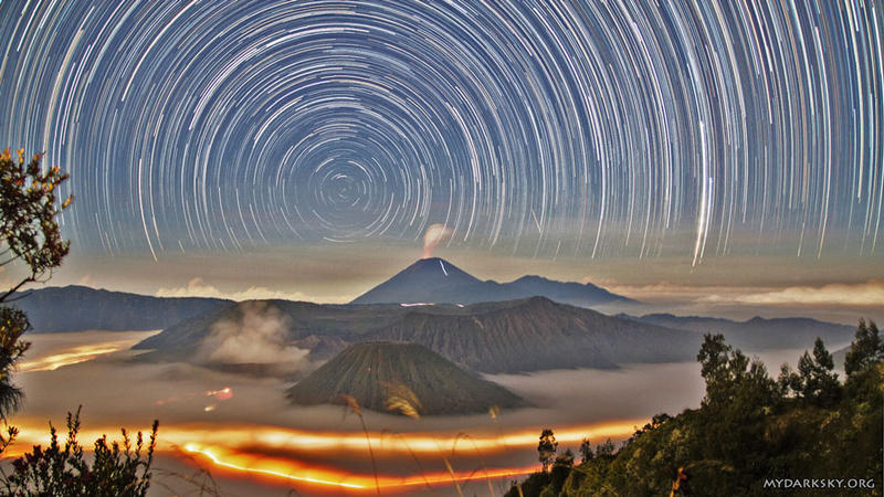 Star Trails Over Indonesia, Foto: NASA