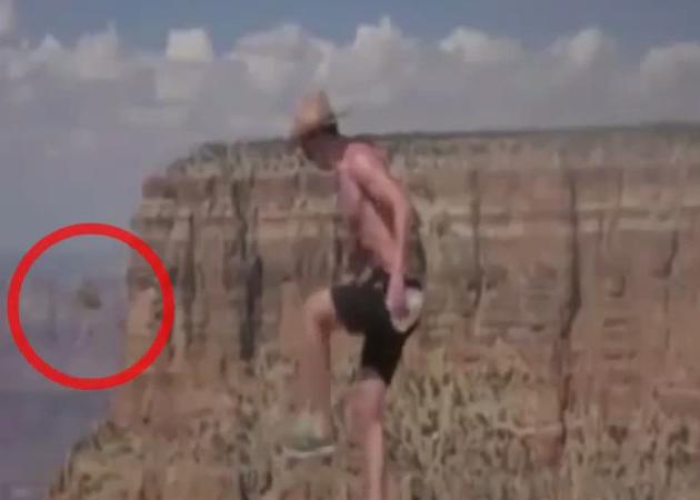 Un barbat loveste o veverita, Foto: Captura YouTube