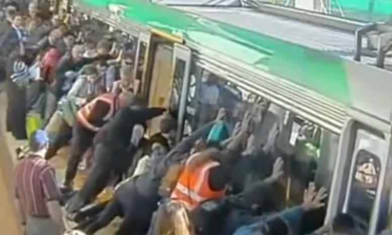 Pasagerii unui tren din Australia imping vagonul, Foto: Captura YouTube