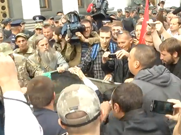 Un parlamentar ucrainean, aruncat la gunoi, Foto: Captura Youtube.com