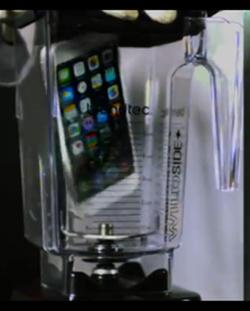 Un iPhone intr-un blender, Foto: Captura YouTube