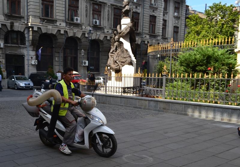 Cel care aspira mizeria, Foto: Raluca