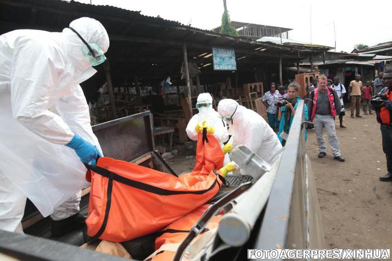Monrovia, Liberia: Angajati din Sanatate ridica intr-o masina corpul unei persoane infectate cu Ebola, Foto: Agerpres/Xinhua