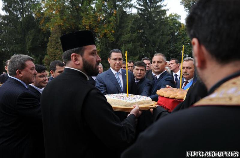 Victor Ponta - pomeni electorale si bani pentru biserici, Foto: AGERPRES