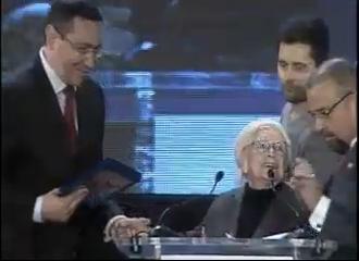 Ponta primind diploma de la cea ma batrana locuitoare din Sectorul 4, Foto: Captura YouTube