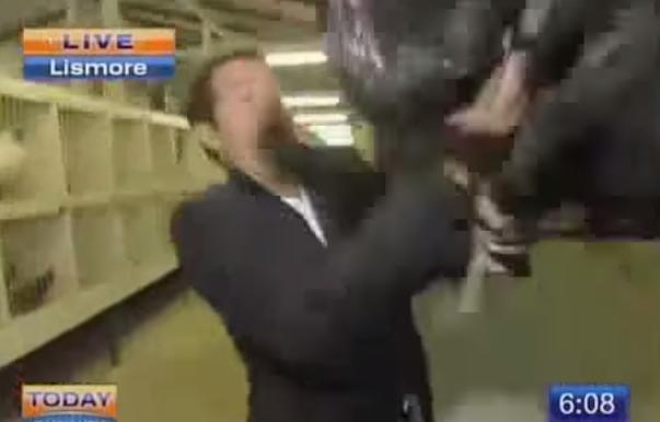 Reporter atacat de cocos, Foto: Captura YouTube