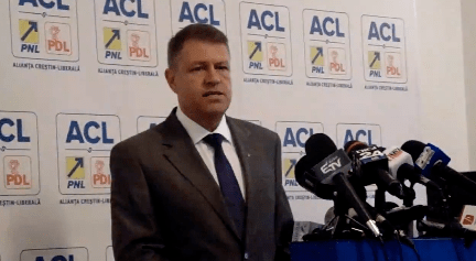 Klaus Iohannis canta imnul national intr-o conferinta de presa, Foto: Captura video