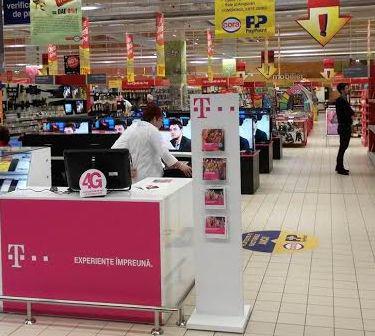 Standuri Telekom in magazinele Cora, Foto: Telekom Romania