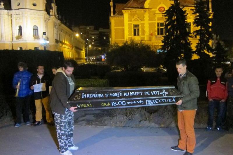 Sicriu cu mesaj la protestul din Brasov, Foto: Hotnews