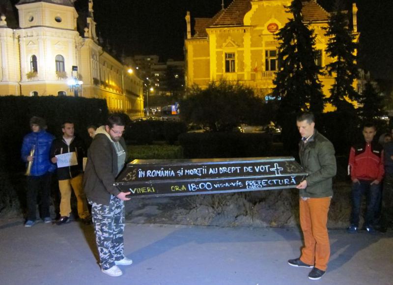 Sicriu cu mesaj la protestul din Brasov, Foto: Hotnews