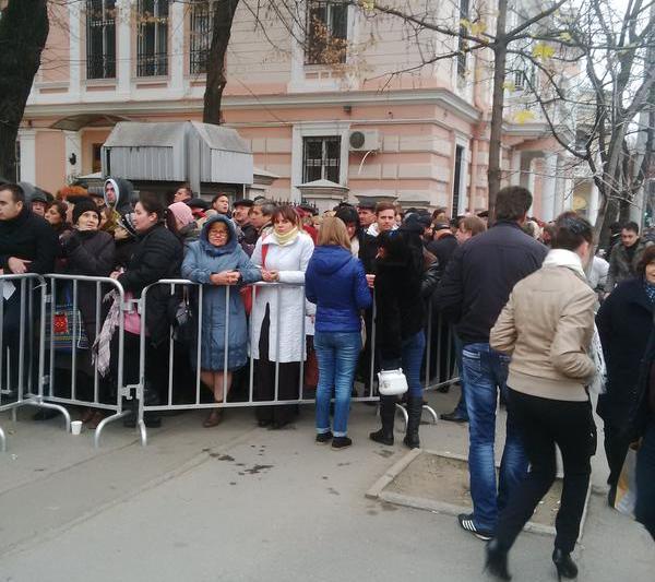 Ambasada de la Chisinau imparte ceai cald alegatorilor, Foto: Hotnews