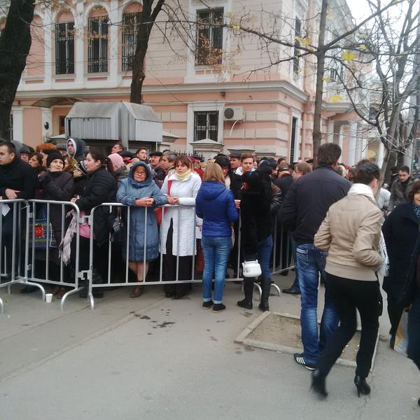 Ambasada de la Chisinau imparte ceai cald alegatorilor, Foto: Hotnews