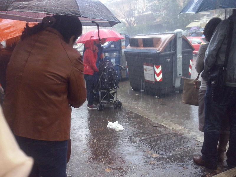 Romani adapostindu-se de ploaie la Roma, Foto: Hotnews