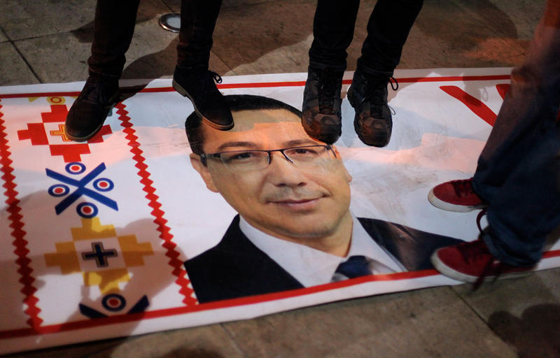 Ponta, calcat in picioare de tinerii iesiti la vot, Foto: HotNews / DP