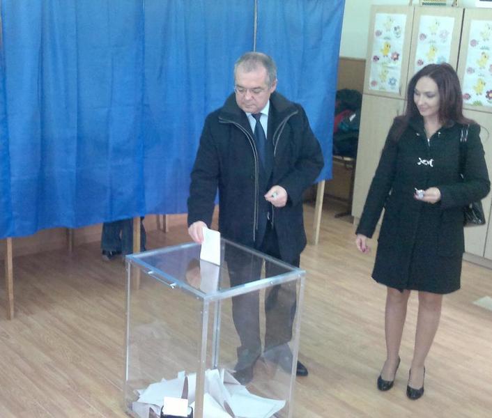 Emil Boc si urna de vot transparenta, Foto: CityNews.ro