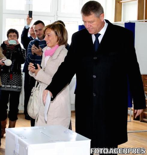 Klaus Iohannis si sotia sa la vot in alegerile prezidentiale 2014 primul tur, Foto: Agerpres