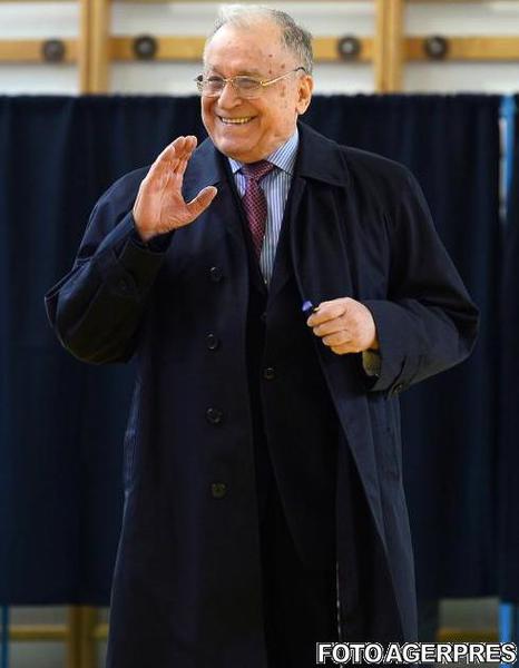 Ion Iliescu in sectia de votare la alegerile prezidentiale 2014 primul tur, Foto: Agerpres