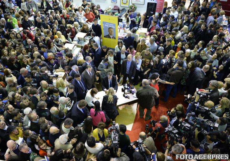Mii de oameni la lansarea cartii lui K. Iohannis, Foto: AGERPRES