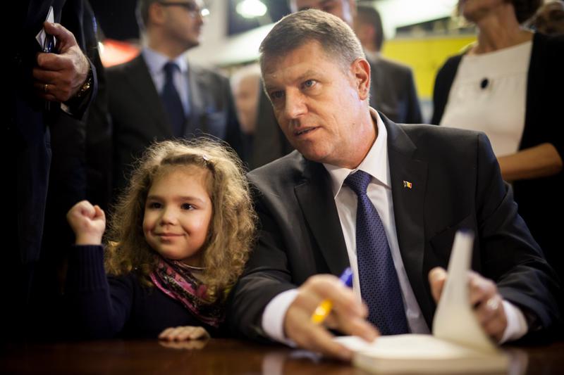 Klaus Iohannis, dand autografe la lansarea cartii, Foto: Curtea Veche Publishing