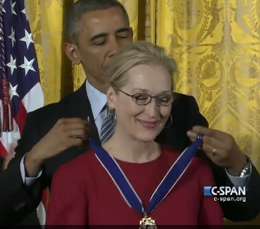Barack Obama o decoreaza pe Meryl Streep, Foto: Captura Facebook
