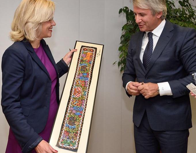 Eugen Teodorovici i-a oferit Corinei Cretu un cadou, la prima lor intalnire oficiala ministru-comisar european, Foto: Comisia Europeana