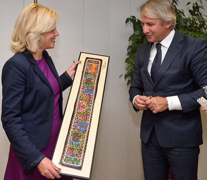 Eugen Teodorovici i-a oferit Corinei Cretu un cadou, la prima lor intalnire oficiala ministru-comisar european, Foto: Comisia Europeana