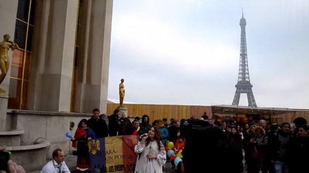Romanii din Paris, sarbatorind Ziua Nationala, Foto: Captura Youtube.com