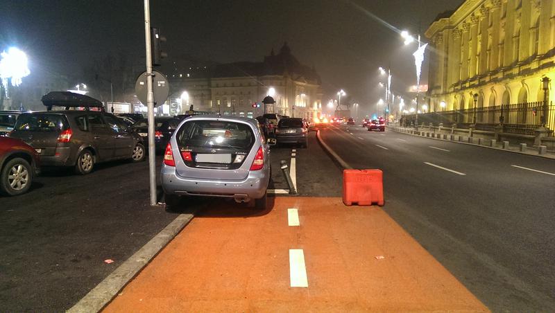 Masini parcate pe pista de biciclete de pe Calea Victoriei, Foto: Hotnews