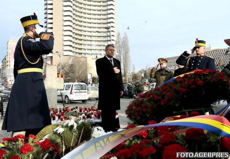 Klaus Iohannis depune o coroana la Monumentul Revolutiei , Foto: Agerpres