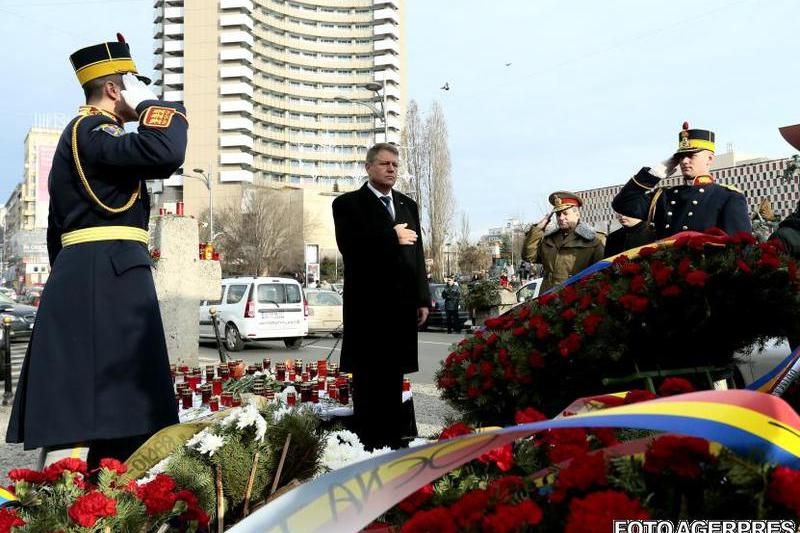 Klaus Iohannis depune o coroana la Monumentul Revolutiei , Foto: Agerpres