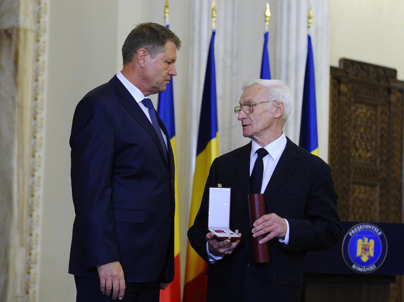 Octav Bjoza, decorat de seful statului, Foto: Presidency.ro