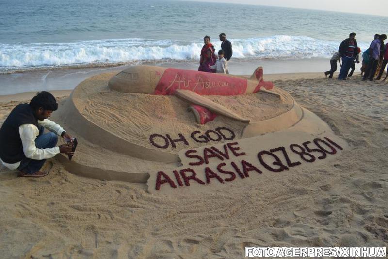 Mesaj in nisip pentru avionul disparut, Foto: Agerpres
