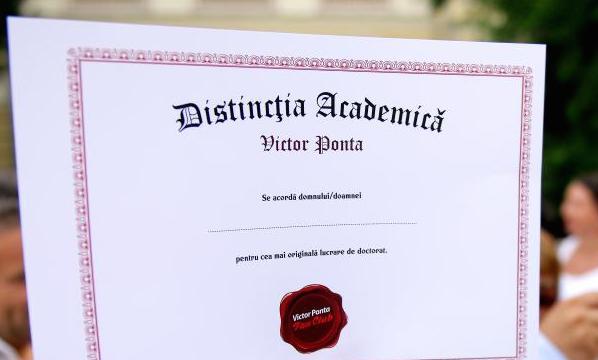 Protest din 2012 cu tombola cu diplome de doctorat, Foto: Agerpres