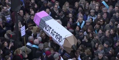 Creionul simbol purtat de o parte din cei care participa la mars, Foto: captura ecran