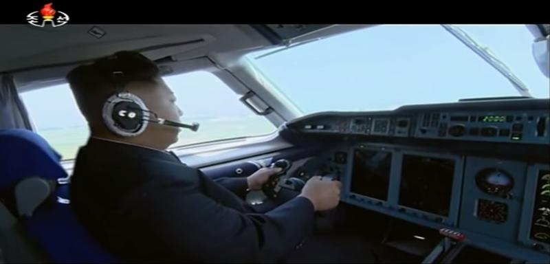 Kim Jong-un pilotand un avion, Foto: Captura YouTube