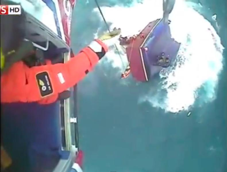 Salvarea unor pescari cu elicopterul, Foto: Captura YouTube