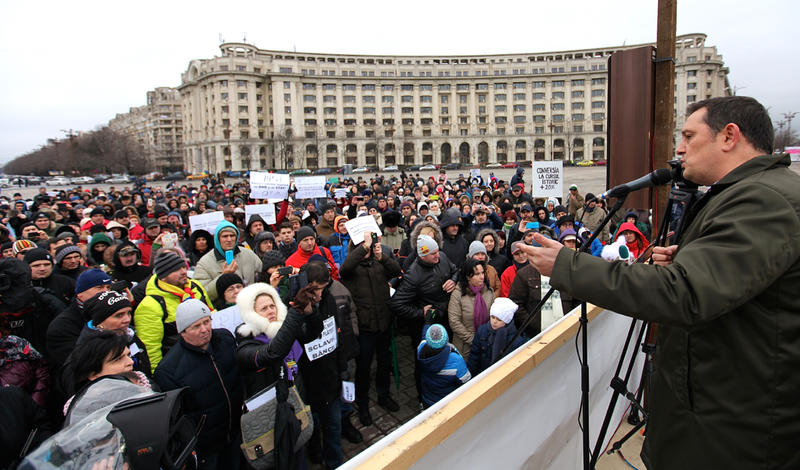 Aproximativ 2000 de persoane cu credite in franci elvetieni au protestat in Piata Constitutiei, solicitand conversia in lei a creditelor in valuta., Foto: HotNews / DP