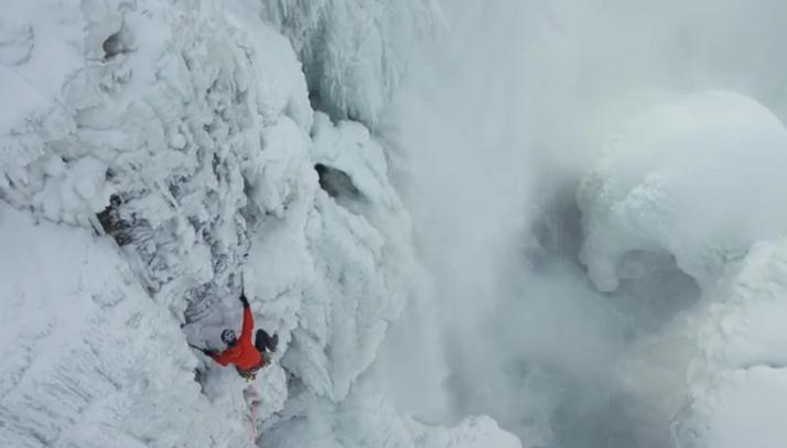 Will Gadd escaladand Cascada Niagara, Foto: Captura YouTube