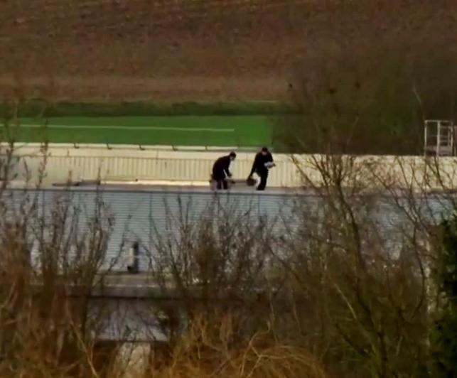 Fortele antitero deasupra tipografiei din Dammartin, Foto: Captura YouTube