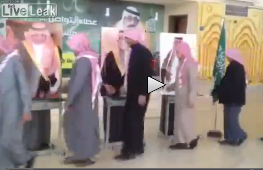 Salutari regale, Foto: Liveleak