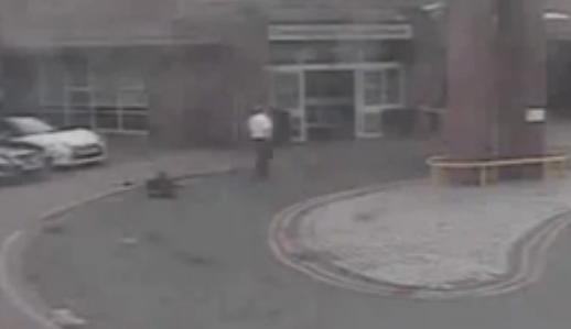 Paramedicul ignora pacientul, Foto: Captura YouTube