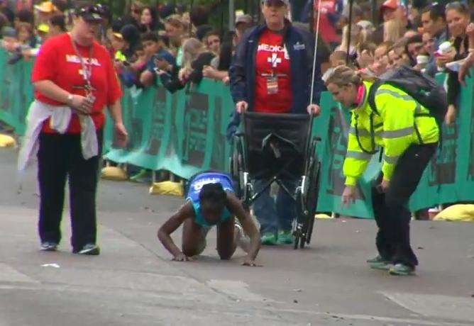 Hyvon Ngetich se taraste pana la linia de sosire, Foto: Captura YouTube