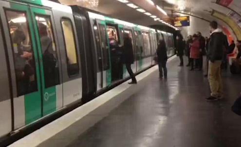 Suporterii Chelsea imping un barbat de culoare in afara metroului, Foto: Captura video