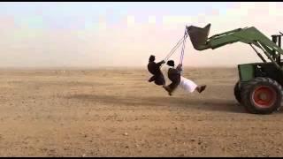 Doi pe un balansoar, Foto: youtube.com