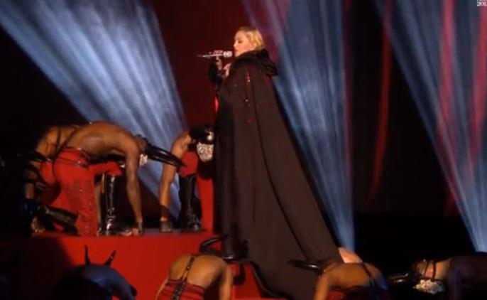 Madonna cade de pe scena, Foto: youtube.com