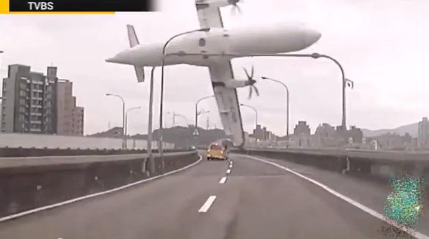 Momentul prabusirii avionului TransAsia Airways, Foto: Captura YouTube