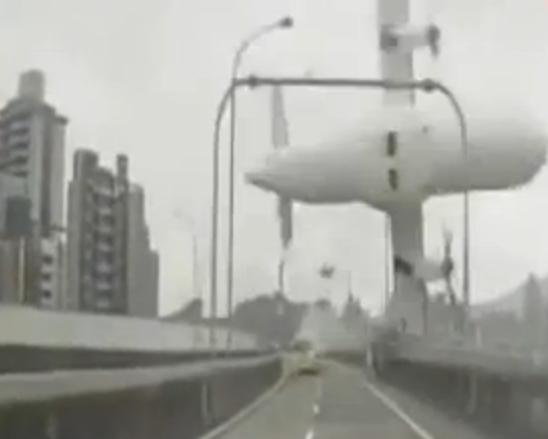 Prabusirea avionului TransAsia Airways, Foto: Captura YouTube