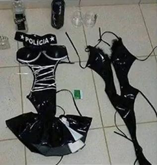 Costume de piele folosite de "politiste" pentru a seduce paznicii, Foto: Captura YouTube